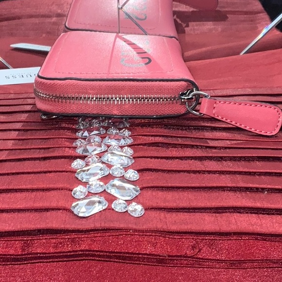 Guess crossbody wallet used only a few times - Picture 2 of 7